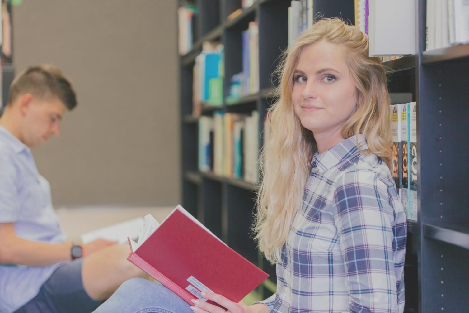 Séance de travail sur l'analyse d'un modèle économique avec documents et données financières