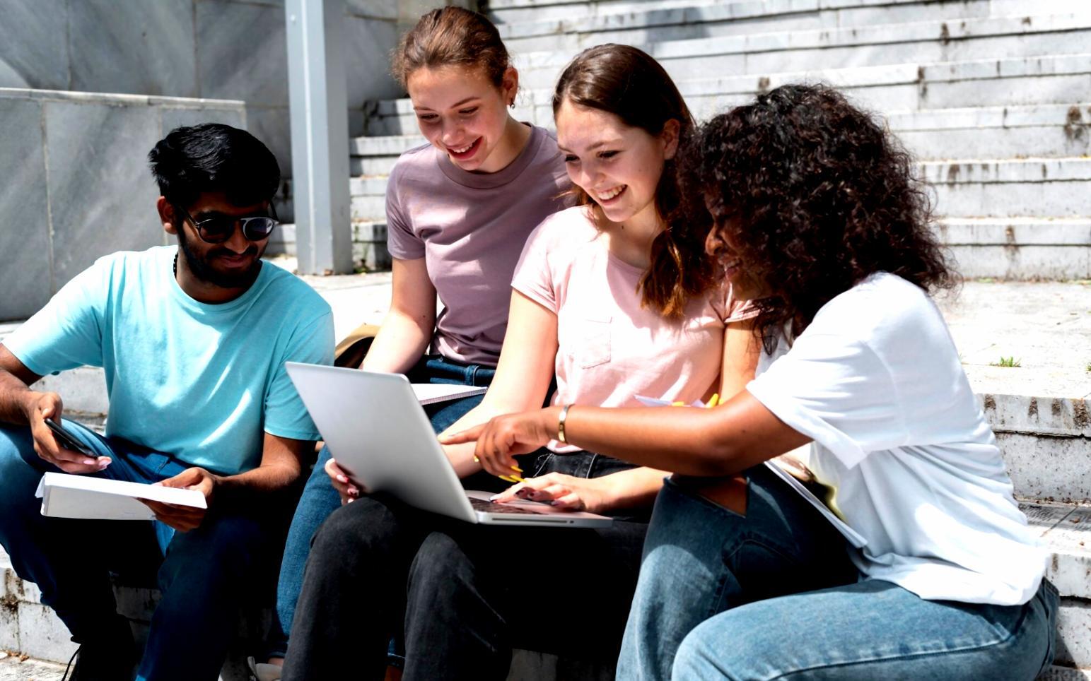 Vue d'ensemble d'un espace de travail avec graphiques et analyses de modèles économiques