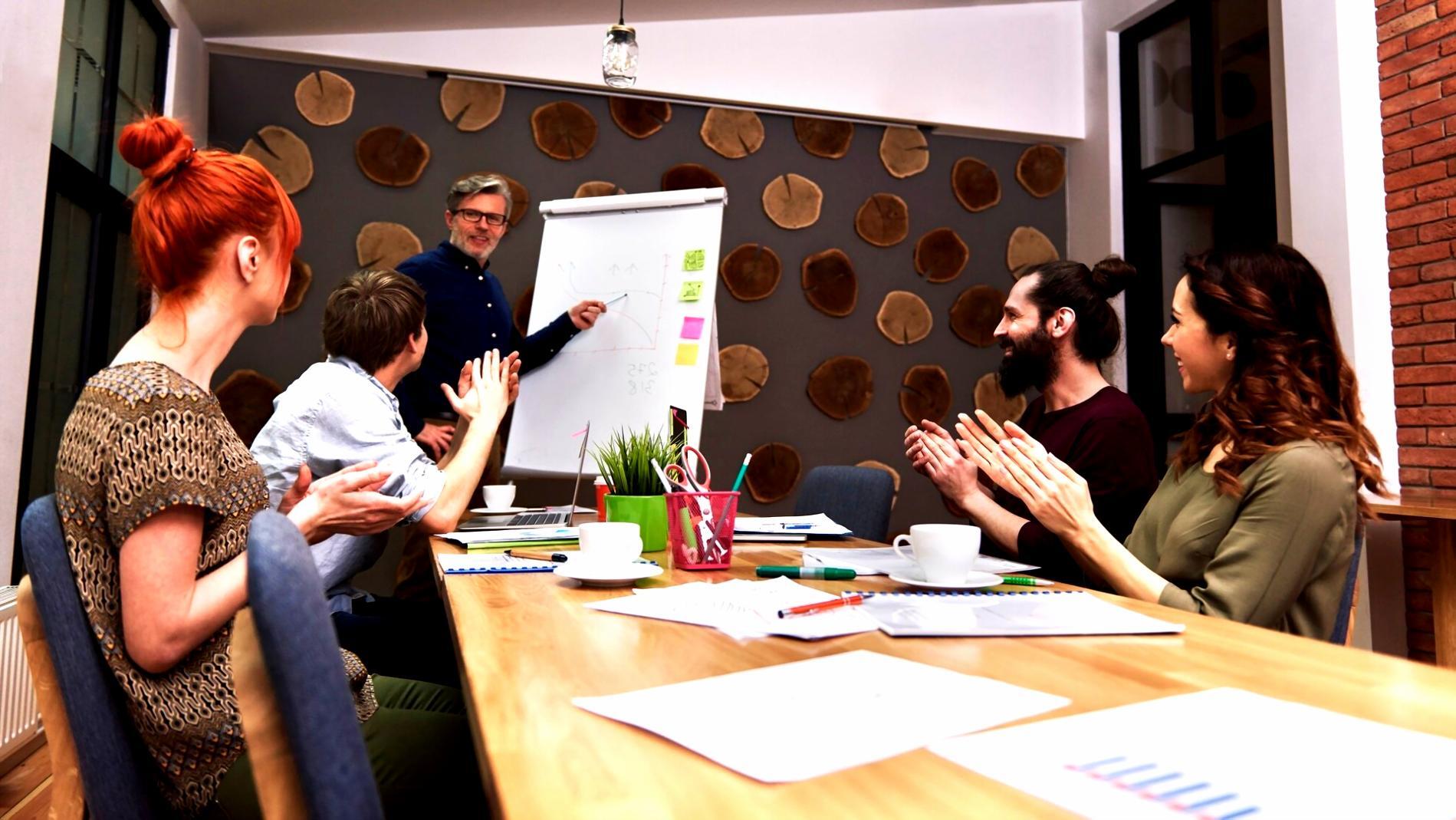 Environnement de travail professionnel montrant l'organisation financière